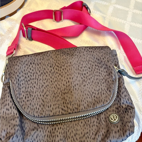 lululemon athletica Leopard Print Crossbody Bag with Pink Strap - Picture 1 of 4